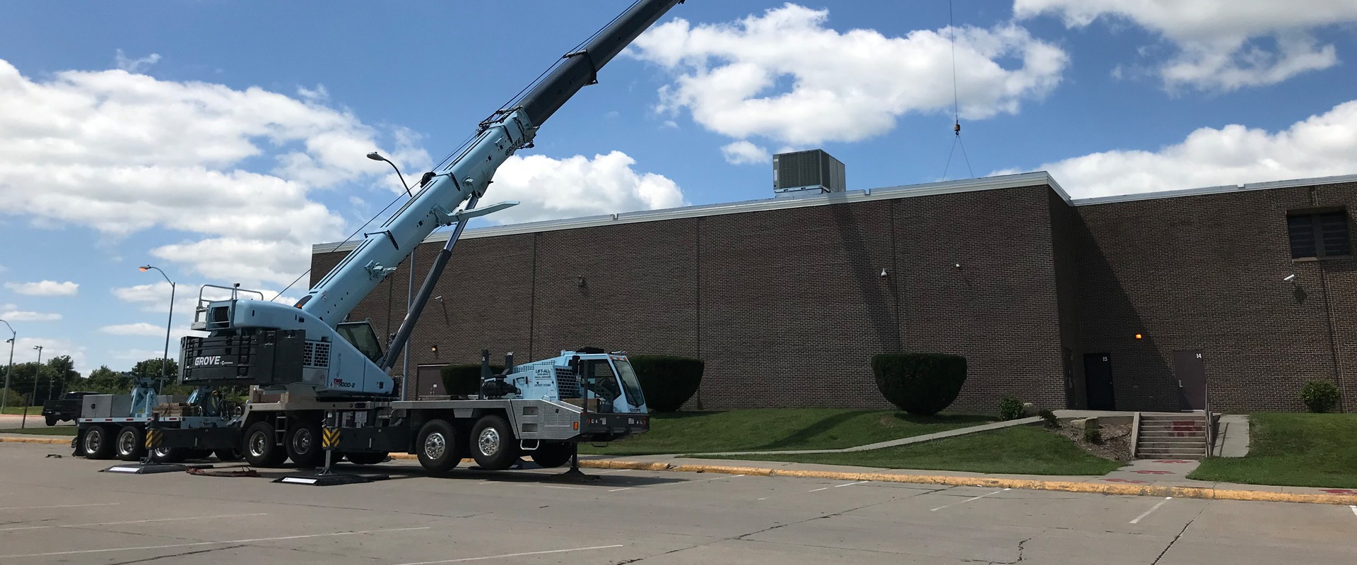 Efficient Roof Installation In Nambour: How Mobile Crane Hire Makes A Difference