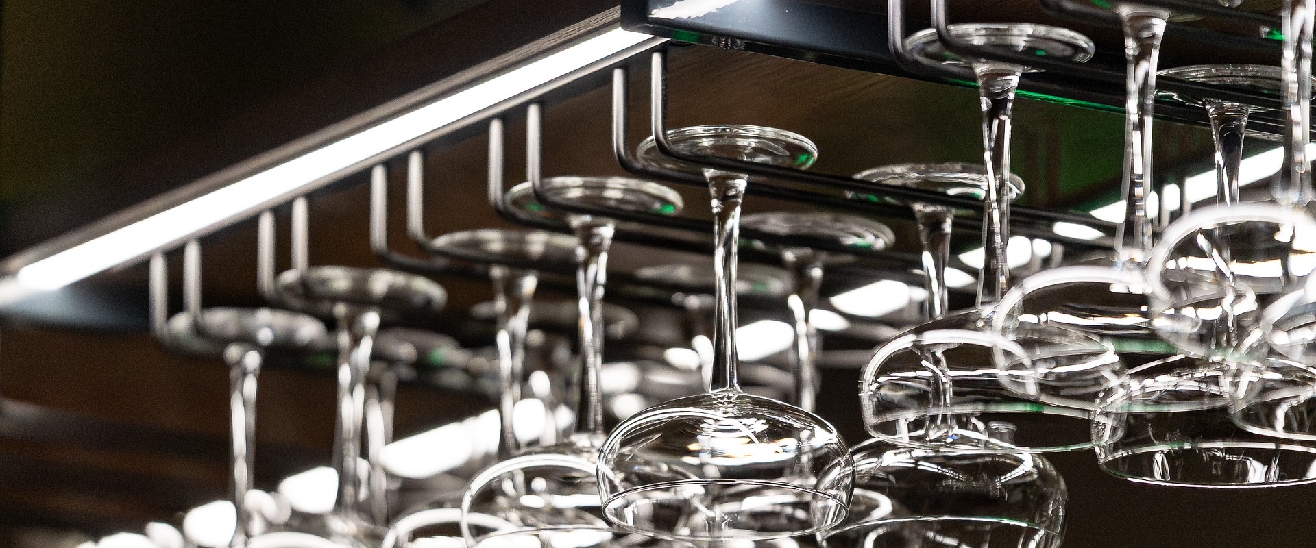 Local Glass Shop Solutions in Mississippi Gulf Coast: Enhancing Homes Beyond Roof Installation